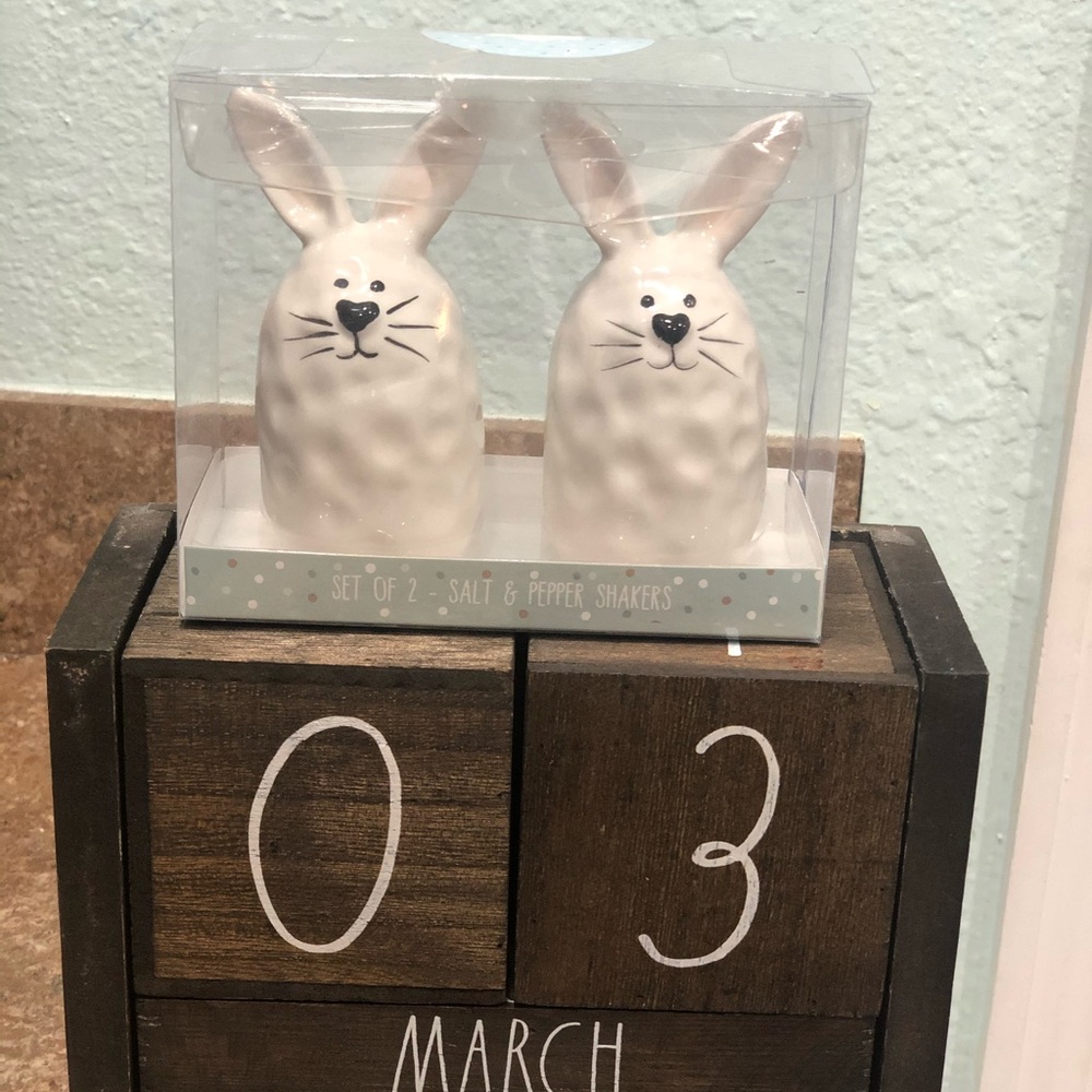 10 strawberry street salt and pepper shakers bunny